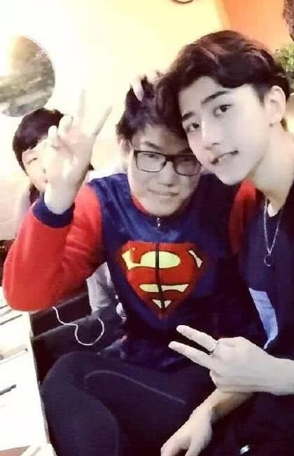 蔡徐坤上學(xué)照片曝光，到底有沒有整容一目了然了