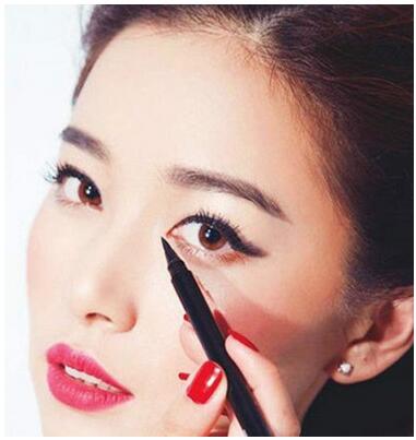 堪比整容的化妝方式 立變小V臉 新技能get起來(lái)