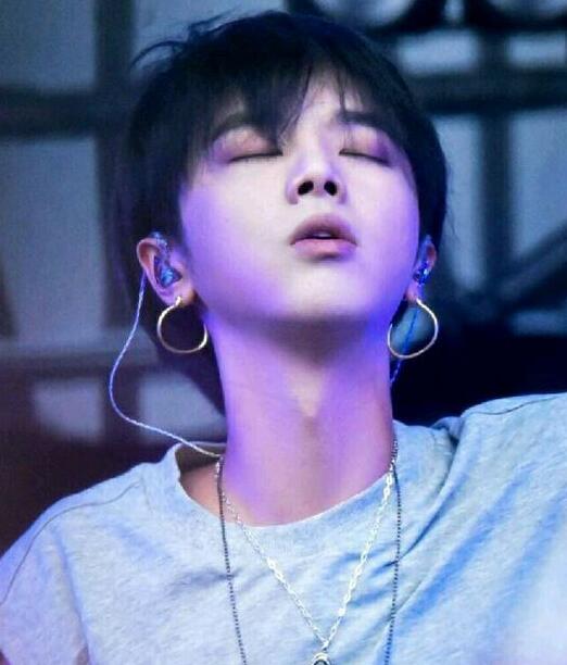 華晨宇整容前后照片 華晨宇做了下頜角整形？