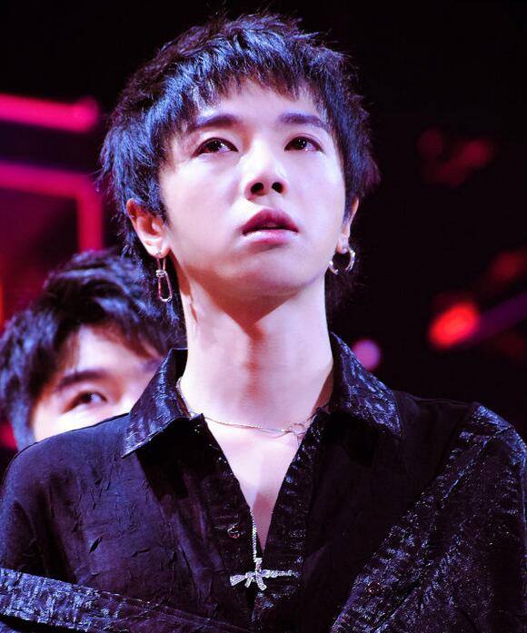 華晨宇整容前后照片 華晨宇做了下頜角整形？