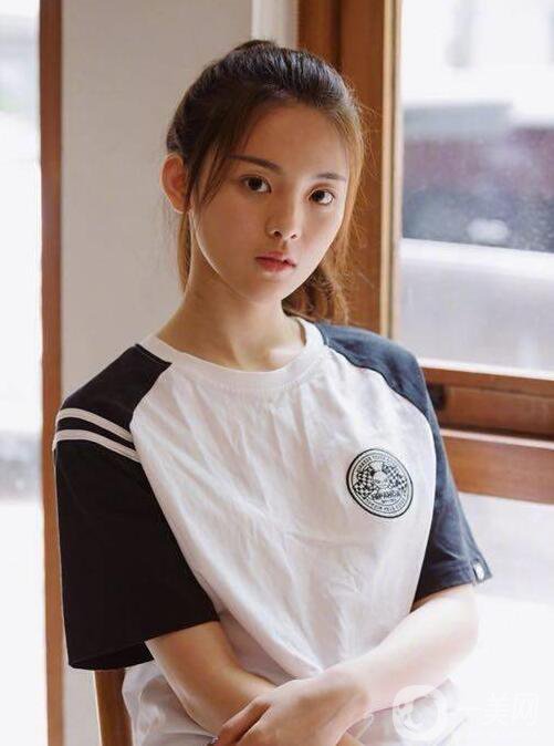 唱卡路里的楊超越舊照爆出 網(wǎng)友質(zhì)疑其整容