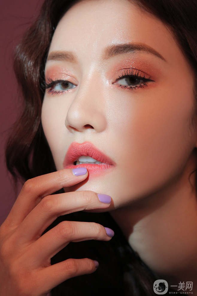 關(guān)于眼睛眼皮的單雙問題，真的是審美各異了，有的人覺得單眼皮會顯得更有個性，而雙眼皮會覺得萌萌噠，但在大多數(shù)人的眼里，還是覺得雙眼皮的眼睛更能放電，更好看有魅力，所以雙眼皮手術(shù)做的也越來越多，*常見的就是*割雙眼皮手術(shù)了，*迫切的問題，*割雙眼皮的價格要多少錢呢?