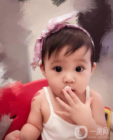 賈靜雯、迪麗熱巴的雙眼皮是不是割的 看了這個(gè)你就明白了