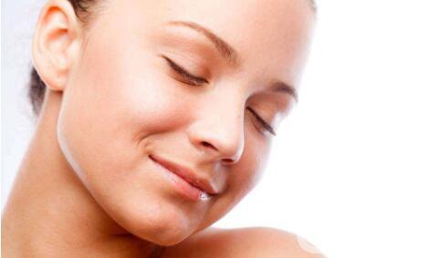 　　就拿常見的去法令紋來說，它的手術(shù)方式也分為了幾種，如：*去法令紋、自體脂肪去法令紋、玻尿酸去法令紋等等，同樣，對(duì)應(yīng)的項(xiàng)目價(jià)格也是不一樣的，*去法令紋的價(jià)格相對(duì)而言要較高一些，價(jià)格一般在2000-10000之間，玻尿酸去法令紋的價(jià)格在4000-10000之間，當(dāng)然以上的價(jià)格只供參考哦，因?yàn)閮r(jià)格也是根據(jù)醫(yī)院的情況和城市地區(qū)來定的。