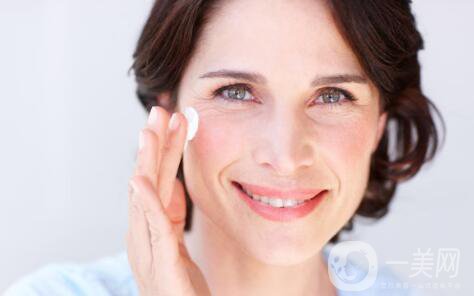 怎樣去皺紋眼部皺紋？哪種方式比較好？