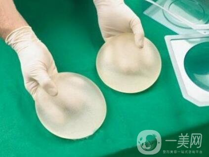 假體隆胸的技術(shù)目前已經(jīng)比較成熟，有些愛美的女士在胸部位置，想要借助假體，來擴大胸部的*果。 為了讓自己能夠突出獨特象征的身材，想到的方法就是選擇進行假體隆胸手術(shù)，通過做假體隆胸手術(shù)，可以讓我們擁有傲人的身姿。毛面隆胸假體外層有組紋，有種磨砂的手感，它的其在特點是可允許組織粘在表面，這樣*降低包膜縮小的可能，其中相對價格比其他的貴一些。