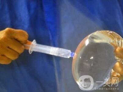 假體隆胸的技術(shù)目前已經(jīng)比較成熟，有些愛美的女士在胸部位置，想要借助假體，來擴大胸部的*果。 為了讓自己能夠突出獨特象征的身材，想到的方法就是選擇進行假體隆胸手術(shù)，通過做假體隆胸手術(shù)，可以讓我們擁有傲人的身姿。毛面隆胸假體外層有組紋，有種磨砂的手感，它的其在特點是可允許組織粘在表面，這樣*降低包膜縮小的可能，其中相對價格比其他的貴一些。