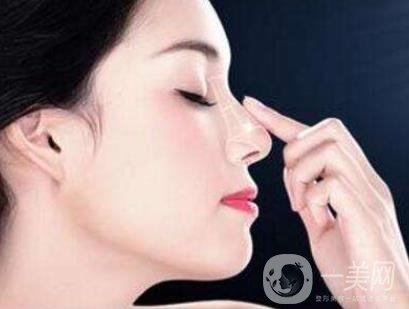  現(xiàn)在的女性大都愛美，都希望擁有白皙細(xì)膩的皮膚，但往往不受人自身的意志所控制，在臉上長出各種各樣或多或少的斑點(diǎn)。那么斑是怎么形成的呢？它的形成既有內(nèi)部原因也有外部因素的影響。當(dāng)一個(gè)人處于高壓力的狀態(tài)下，或新陳代謝較為緩慢，內(nèi)分泌失調(diào)，家族遺傳等因素都會(huì)形成色斑，外部原因諸如紫外線照射，不良的清潔習(xí)慣等都是生成色斑的因素。 在各種祛斑方式里。激光祛斑也成了多數(shù)深受其影響之人的選擇，那么做此選擇之人*為關(guān)心的問題就是激光祛斑好嗎？我們下面了解下激光祛斑。 激光祛斑的原理是細(xì)胞中的黑色素快速吸收激光后，產(chǎn)生極高的溫度，來粉碎氣化后的黑色素，*終被自身的吞噬細(xì)胞吞噬、清除，從而排出體外，激光祛斑就是用不同的激光在斑點(diǎn)部位透過表層皮膚直接作用于黑色素細(xì)胞，將其破壞排出。由于色斑種類不同，進(jìn)行的手術(shù)次數(shù)也不同。 不同波長的激光針對(duì)不同的色斑，產(chǎn)生的能量也各不相同，對(duì)疼痛的刺激也不盡相同，有的需要打麻藥或敷麻藥，有的則可直接進(jìn)行調(diào)節(jié)，視情況的不同或者患者自身實(shí)際需求做出相對(duì)應(yīng)的調(diào)節(jié)手術(shù)。 激光祛斑法是具有針對(duì)性的，相對(duì)更*一些。只有病變的細(xì)胞才會(huì)吸收與其相對(duì)應(yīng)的激光，而其余無斑點(diǎn)的皮膚是不會(huì)受損傷的，因而正常情況下激光祛斑是不會(huì)在皮膚上留疤痕的。先進(jìn)的激光技術(shù)還可以做到控制激光所到達(dá)的皮膚深度，脈沖可調(diào)節(jié)，從而能夠降低皮膚的損傷程度到*低程度。采用激光祛斑術(shù)后，不僅能清除面部斑點(diǎn)，同時(shí)光子具有嫩膚特性，利用這一特性還可改良膚質(zhì)，消除細(xì)小皺紋的作用。 但不得不說的是，任何手術(shù)都是有風(fēng)險(xiǎn)的，有可能會(huì)引發(fā)并發(fā)癥。建議愛美者選擇可靠的醫(yī)療機(jī)構(gòu)進(jìn)行祛斑手術(shù)，降低風(fēng)險(xiǎn)祛斑手術(shù)的*性。