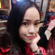 現(xiàn)在是做完小切口面部拉皮手術(shù)后的第二天，按規(guī)定做完手術(shù)后要在醫(yī)院觀察兩