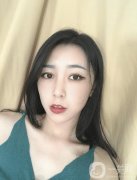 單眼皮的我看上去一點(diǎn)沒有神，我都閨蜜經(jīng)常說我該去做一個(gè)雙眼皮手術(shù)