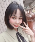 自從在醫(yī)院做了雙眼皮手術(shù)以后，身邊的朋友都說我好像換了一張臉一樣