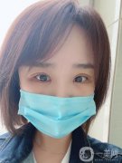 做完眼綜合手術(shù)，出了手術(shù)室，我就趕緊拍了一張照片