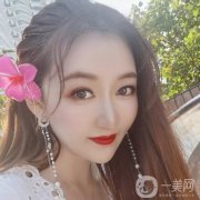 因?yàn)樽约旱拿娌考∧w下垂的原因，看上去自己的臉好像是有些寬大