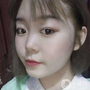 臉上的表皮特別的粗糙，好像連臉上的毛孔都能看得清晰