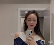 因?yàn)槲沂且粋€(gè)追求的人，不能容忍這種瑕疵的存在，所以就約了比較專業(yè)的整容