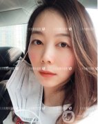 我的眼袋越來越大了，以前都是用彩妝覆蓋，現(xiàn)在不行了，特別老!只有手術(shù)