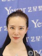 手術前眼睛不對稱，雙眼皮的一側(cè)不好看，我媽帶我來做雙眼皮