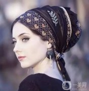 迷你絲巾與頭巾的新潮綁法，增添造型亮點(diǎn)