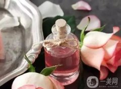 玫瑰精油滴肚臍：美容養(yǎng)顏、調(diào)理身體的好處