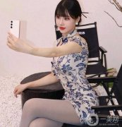 藍(lán)色短碎花旗袍與灰色襪子的韻味搭配，穿越時空的美麗印記