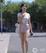 夏日魔法穿搭：白色低胸開衫搭配粉色短褲，展現(xiàn)女性魅力