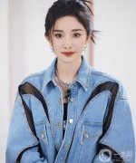 楊冪引領(lǐng)時尚潮流，靛藍穿搭展現(xiàn)獨特魅力