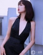 宋茜身著深V領(lǐng)裙展現(xiàn)性感高雅魅力，雨中漫步引爆全場焦點