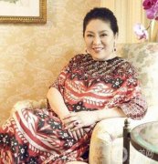 艷麗與花哨？不，向太展示了真正的貴婦穿搭