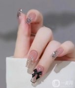 日本女生鐘愛蝴蝶結(jié)美甲：可愛與個性的融合