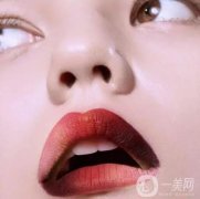 時(shí)尚芭莎揭秘：如何擁有同款水潤(rùn)雙唇?