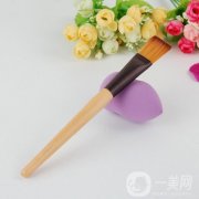 告別手指涂抹，這些化妝工具讓你的底妝更精致