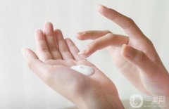 打造柔嫩平滑?。毫私馍眢w肌膚問(wèn)題，掌握身體乳涂抹指南