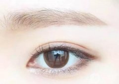 關(guān)曉彤＂霸氣臭臉妝＂教程，讓你秒變生氣的少女!